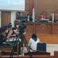 ART Susi saat Memperagakan Posisi Putri Candrawathi Tergeletak di Kamar Mandi Rumah Magelang. (Dok. Merdeka.com)
