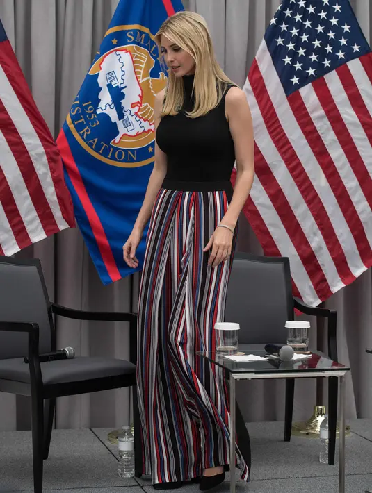 Putri Presiden AS Donald Trump, Ivanka Trump usai berbicara dalam acara National Small Business Week di Washington, DC, (1/5). (AFP Photo/Nicholas Kamm)