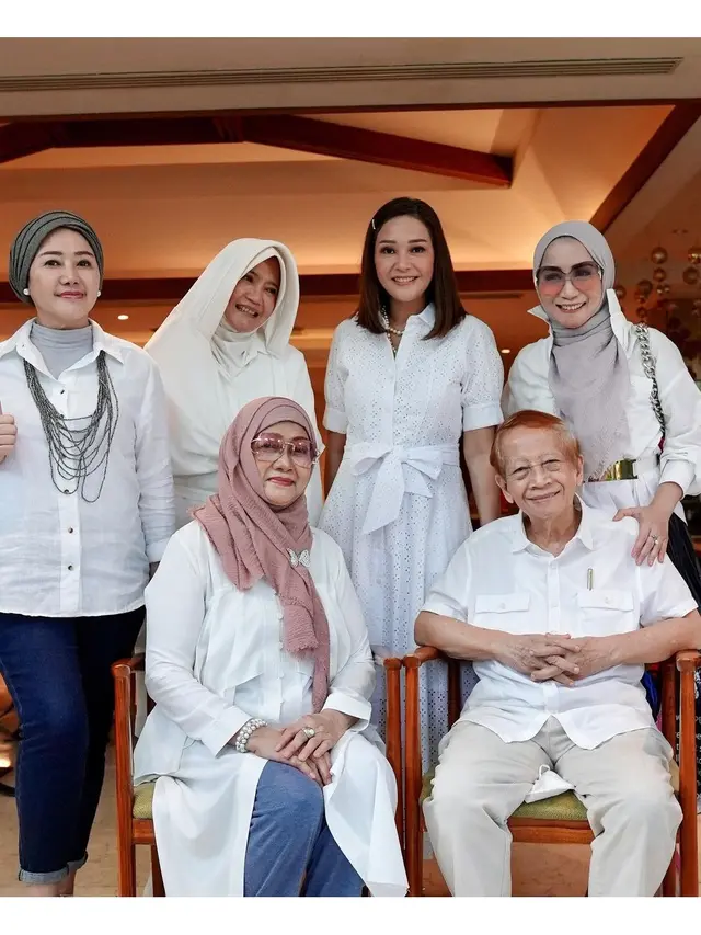 6 Potret Maia Estianty Rayakan Idul Adha Bareng Keluarga Besar, Kompak Serba Putih