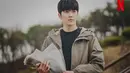 "Saya berakting sambil fokus pada perubahan emosional detail pada In Gyu, yang mungkin tampak lemah di luar tetapi merupakan karakter yang rasional, tenang, dan bijaksana," ucapnya. (Foto: Instagram/ netflixkr)
