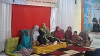 Istri capres nomor urut 3 Ganjar Pranowo, Siti Atikoh Supriyanti menghadiri acara dialog bareng santri dan masyarakat di Kabupaten Serang, Banten, Selasa 6 Februari 2024. (Liputan6.com/Lizsa Egeham)