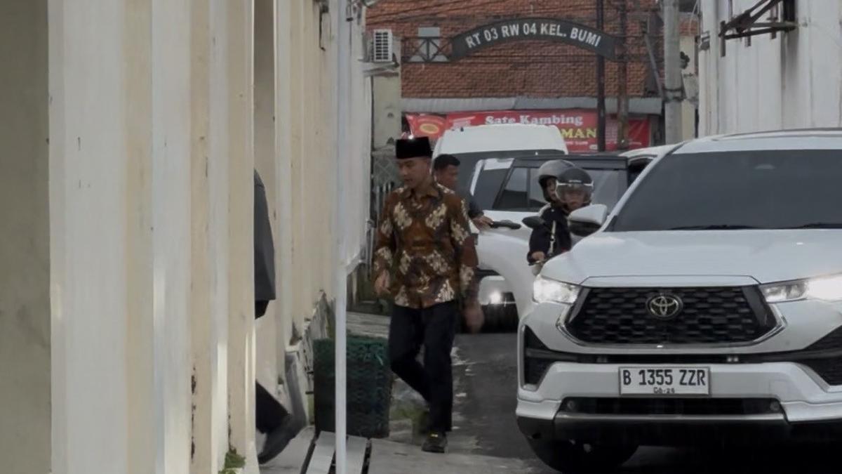 Gibran Silaturahmi ke Gus Karim di Solo, Minta Doa untuk Kesehatan Jokowi