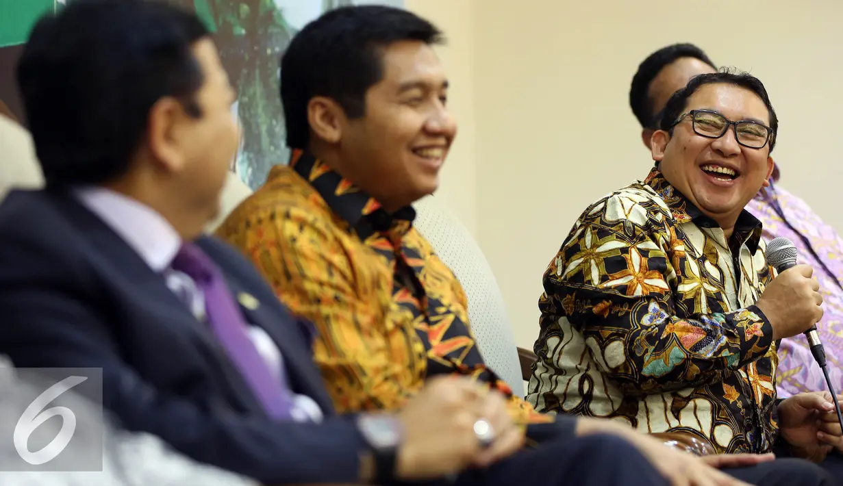 Wakil ketua DPR, Fadli Zon tertawa saat menjadi pembicara dalam dialog Dialektika Demokrasi dengan topik 'Makna dari pertemuan Jokowi-Prabowo' di Media Center, Gedung Parlemen Senayan, Jakarta, Selasa (1/11). (Liputan6.com/Johan Tallo)