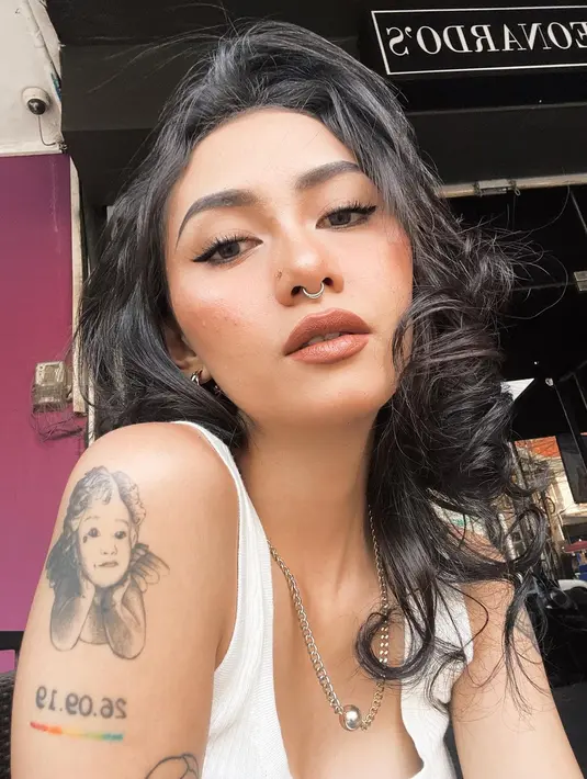 Salah satu yang paling mencolok adalah tato wajah seorang anak kecil. Rupanya itu adalah wajah anak mereka, Juan. [Instagram @bebyleonardo]