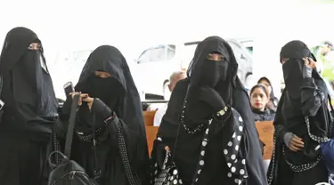 Istri komedian Caisar, Indadari (kedua kanan) bersiap menjalani sidang mediasi di Pengadilan Agama Depok, Jawa Barat, Selasa (31/10). Sidang Cerai Indadari dengan Caisar dengan putusan mediasi yang tidak dihadiri Caisar. (Liputan6.com/Herman Zakharia)