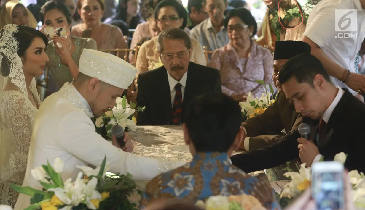 Tyas Mirasih dan Raiden Soedjono saat proses ijab kabul di kawasan Cilandak, Jakarta (8/7). Ijab kabul dilaksanakan pada pukul 11.56 WIB dihadapan Mirza Arya, kakak kandung Tyas Mirasih. (Liputan6.com/Herman Zakharia)