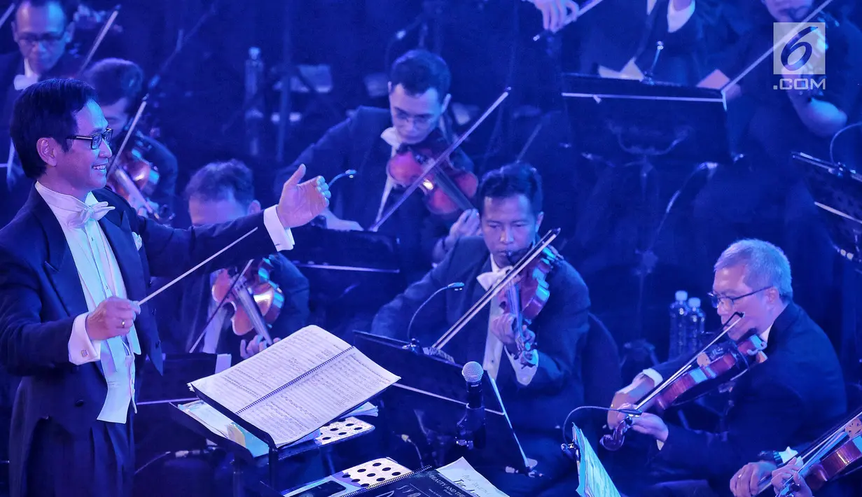 Konduktor Musik Addie MS memimpin pertunjukan konser outdoor bertema Symphony Under The Stars di Lippo Mall Kemang, Jakarta, Sabtu (28/7). Movie Fest merupakan tema musik yang akan ditampilkan pada kegiatan musik kali ini. (Liputan6.com/Fery Pradolo)