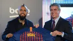 Pemain baru Barcelona, Arturo Vidal (kiri) berpose dengan Wakil Presiden Barcelona Jordi Mestre dalam presentasi resminya di Stadion Camp Nou, Barcelona, Spanyol, Senin (6/8). (Josep LAGO/AFP)