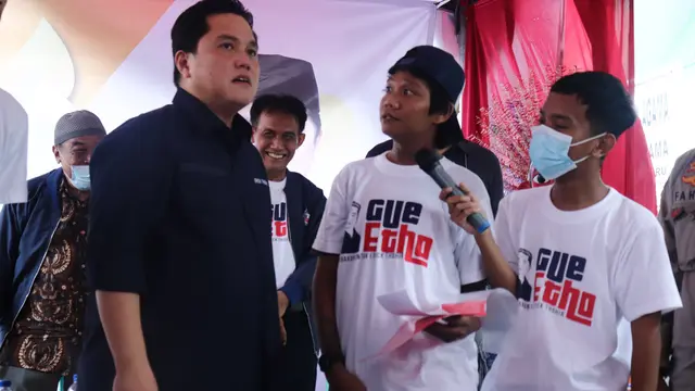 Menteri Badan Usaha Milik Negara (Menteri BUMN) Erick Thohir memberikan bantuan program kepada warga Johar Baru, Jakarta Pusat sebagai cara meminimalisir tawuran yang sering terjadi.