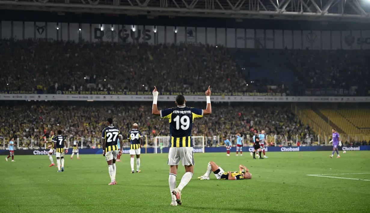 Pemain Fenerbahce, Youssef En-Nesyri melakukan selebrasi setelah mencetak gol ke gawang Feyenoord pada laga leg kedua putaran ketiga kualifikasi Liga Champions 2025/2026 di Fenerbahçe Sükrü Saracoglu Sport Complex, Istanbul, Turki, Selasa (12/08/2025) waktu setempat. (AFP/Ozan Kose)
