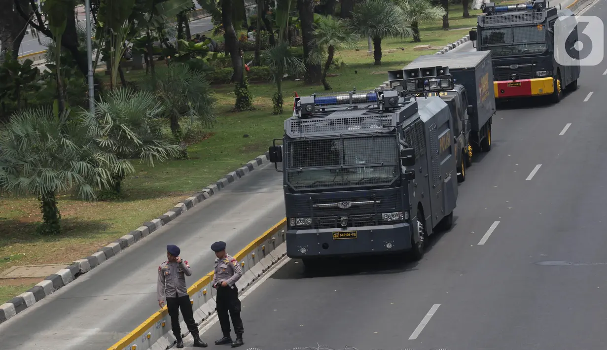 Kendaraan taktis Kepolisian disiagakan di ruas Jalan Medan Merdeka Barat, Jakarta, Senin (28/10/2019). Penutupan ini antisipasi aksi unjuk rasa mahasiswa mendesak Presiden Jokowi segera mengeluarkan Perppu KPK. (Liputan6.com/Helmi Fithriansyah)