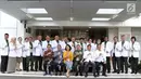 Ketua Pansel KPK periode 2019-2023, Yenti Ganarsih (ketiga kiri-duduk) bersama Kepala RSPAD Gatot Soebroto, Mayjen TNI dr Terawan Agus Putranto (keempat kiri-duduk) berfoto bersama para dokter yang akan melakukan tes kesehatan Capim KPK, Jakarta, Senin (26/8/2019). (Liputan6.com/Helmi Fithriansyah)