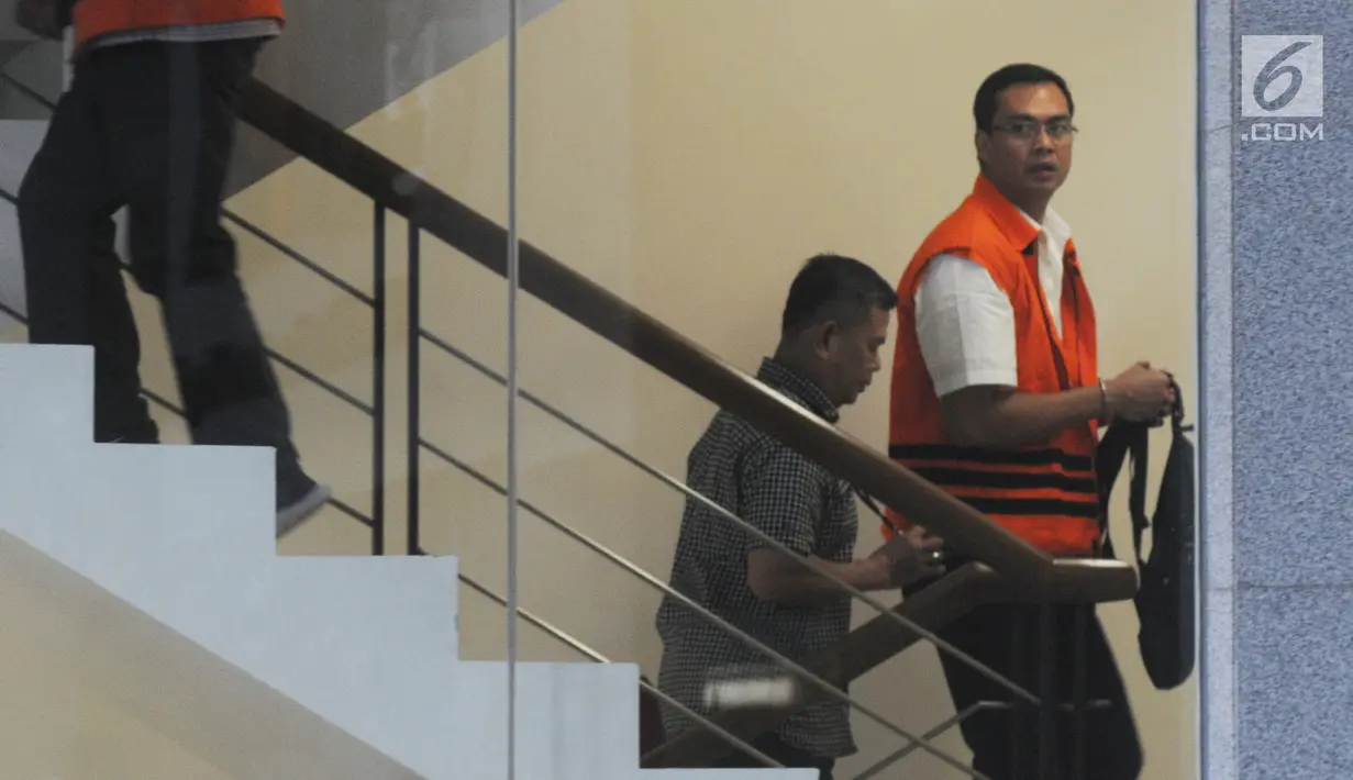 Manajer Legal PT Bina Sawit Abadi Pratama, Teguh Dudy Syamsuri Zaldy bersiap menjalani pemeriksaan di gedung KPK, Jakarta, Kamis (14/2). Teguh diperiksa terkait kasus dugaan suap terhadap anggota DPRD Kalteng. (Merdeka.com/Dwi Narwoko)