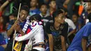 Suporter tim Singo Edan berpelukan saat menyaksikan kekalahan Arema FC melawan Persija dilanjutan Liga 1 Indonesia di Stadion Patriot Candrabhaga, Bekasi, Jumat (2/6). Arema FC menyerah 0-2 dari Persija. (Liputan6.com/Helmi Fithriansyah)