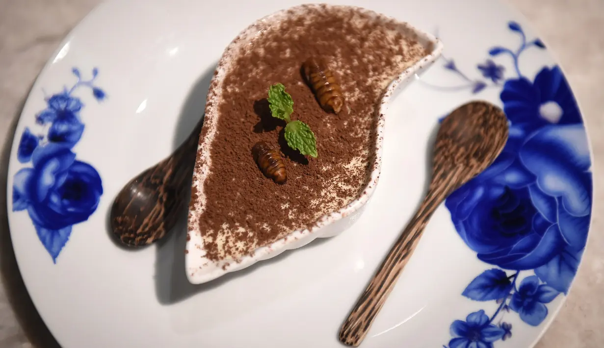 Tiramisu dengan hiasan ulat sutera terlihat ketika dihidangkan di restoran Insects in the Backyard, Bangkok, 20 Agustus 2017. Restoran kelas atas ini menjadi yang pertama membuka menu hidangan makanan dengan kombinasi serangga. (LILLIAN SUWANRUMPHA/AFP)