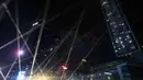 Formasi drone terlihat tepat berada di atas panggung utama perayaan tahun baru. Tampak dalam foto, warga mengabadikan pertunjukan drone saat perayaan malam pergantian tahun di kawasan Bundaran Hotel Indonesia, Jakarta, Rabu (31/12/2025). (Kapanlagi.com/Budy Santoso)