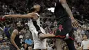 Aksi pemain San Antonio Spurs, Patty Mills (kiri) saat tembakannya diblok pemain Houston Rockets, Clint Capela pada gim kelima NBA basketball playoff series di San Antonio, (9/5/2017). Spurs menang 110-107. (AP/Eric Gay)