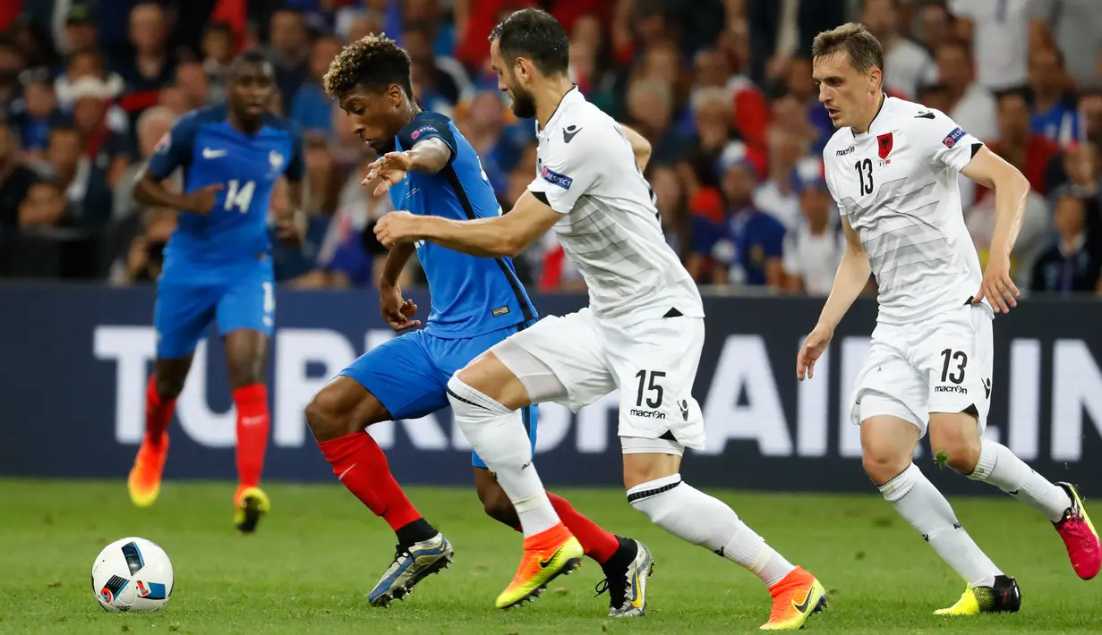 Gelandang Prancis, Kingsley Coman berusaha membawa bola dari kejaran dua pemain Albania pada pertandingan Grup A Piala Eropa 2016 Stade Velodrome, Marseille, Prancis, Kamis (16/6). Prancis menang atas Albania dengan skor 2-0. (REUTERS/Yves Herman)