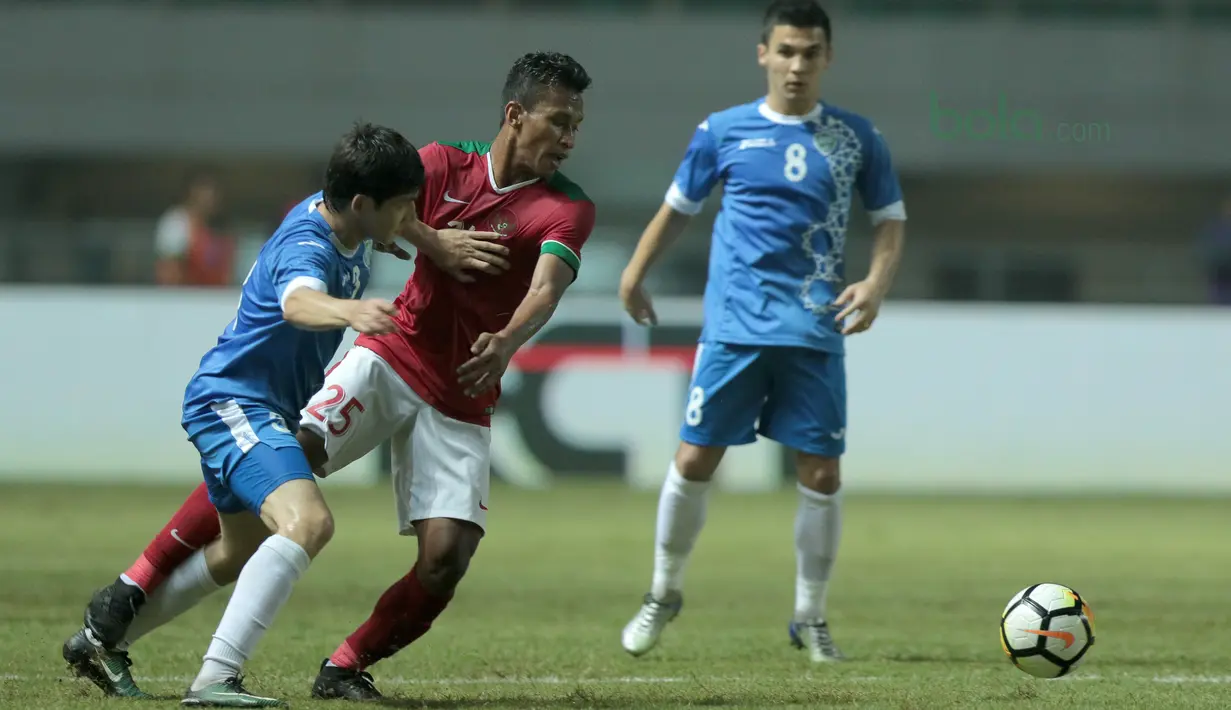 Pemain timnas Indonesia U-23,Osvaldo Haay (tengah) mencoba melewati pemain Uzbekistan pada laga PSSI Anniversary Cup 2018 di Stadion Pakansari, Bogor, (03/5/2018).  (Bola.com/Nick Hanoatubun)