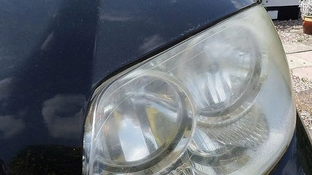 Begini Tips Bikin Kinclong Kaca Lampu Mobil yang Kusam
