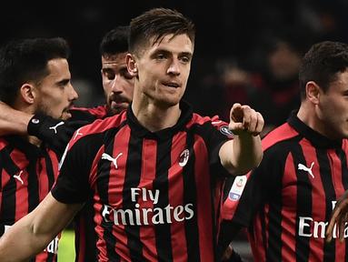 Selebrasi Krzysztof Piatek usai mencetak gol ke gawang Cagliari pada laga lanjutan Serie A yang berlangsung di stadion San Siro, Milan, Senin (11/2). AC Milan menang 3-0 atas Cagliari. (AFP/Marco Bertorello)