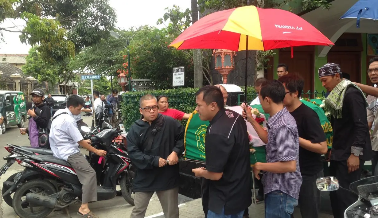 Mata Ocha pun berkaca-kaca menahan kesedihan atas kepergian sang suami untuk selamanya. Meskipun begitu, Ocha dan kedua putranya berusaha tegar dan ikhlas melepas kepergian Oon. (Syaiful Bahri/Bintang.com)