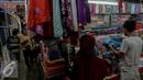 Sejumlah pembeli memilih barang dagangan di Blok III Pasar Senen, Jakarta, Rabu (24/6/2015). Para pedagang korban kebakaran Blok III Pasar Senen masih menempati kios sementara hingga gedung baru selesai. (Liputan6.com/Faizal Fanani)