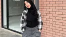 Penampilan Adiba dengan street style hijab terbilang cukup simpel. Dirinya juga lebih sering memadukan warna hitam di berbagai kegiatan. (Liputan6.com/IG/@adiba.knza)