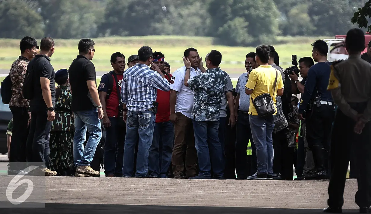 Irjen Mochamad Iriawan menyambut kedatangan petugas kepolisian yang membawa Ridwan Sitorus di Bandara Halim Perdana Kusuma, Jakarta, Minggu (1/1). (Liputan6.com/Faizal Fanani)