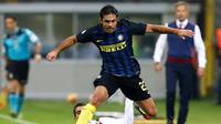 Striker Inter Milan, Eder (atas) berusaha melepaskan diri dari adangan pemain Torino, Iago Falque, pada laga lanjutan Serie A 2016-2017, di Stadion Giuseppe Meazza, Milan, Kamis (27/10/2016) dini hari WIB. Inter Milan menang 2-1.  (Reuters/Alessandro Garo