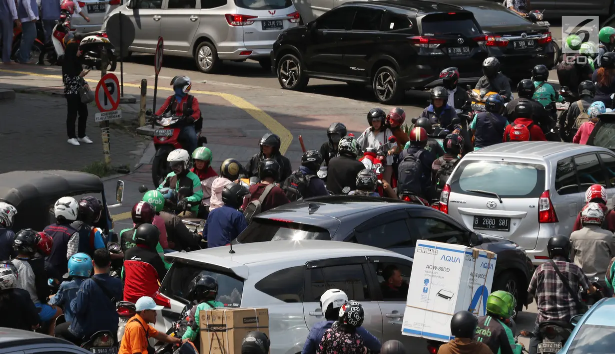 Sejumlah pengendara melawan arah saat penutupan ruas Jalan Veteran akibat adanya sidang sengketa Pilpres 2019 di Gedung Mahkamah Konstitusi (MK), Jakarta, Selasa (18/6/2019). Penutupan Jalan Veteran mengakibatkan kemacetan lalu lintas di sekitar kawasan tersebut. (Liputan6.com/JohanTallo)
