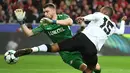 Striker Liverpool, Daniel Sturridge, berusaha membobol gawang Spartak Moskow yang dijaga Alaexander Selikhov pada laga Liga Champions di Stadion Otkrytie Arena, Moskow, Selasa (26/9/2017). Kedua klub bermain imbang 1-1. (AFP/Yuri Kadobnov)
