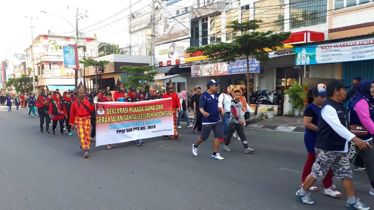Gerak jalan santai pada acara deklarasi pilkada damai 2018