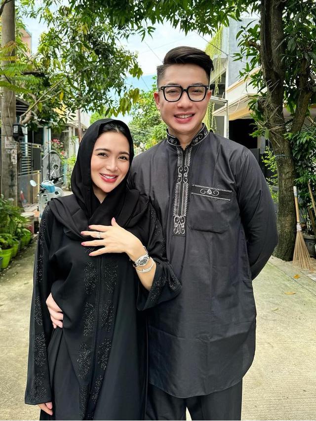 Gaya Artis Tanah Air Kenakan Baju Lebaran Warna Hitam yang Memberi Kesan Elegan.