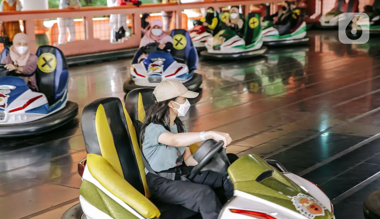 Para pengunjung bermain salah satu wahana di Dunia Fantasi, Ancol, Jakarta, Minggu (10/10/2021). Pelonggaran PPKM level 3 di Jakarta membuat sejumlah tempat wisata kembali ramai didatangi pengunjung. (Liputan6.com/Faizal Fanani)