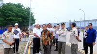 PJ Wali Kota Tangerang Nurdin, bertemu Wali Kota Jakarta Barat, Uus Kuswanto, untuk bersama mendiskusikan penanganan banjir di kedua wilayah. Pertemuan tersebut dilakukan sembari meninjau daerah perbatasan kedua wilayah, di Perumahan Citra Delapan, Jumat (29/12/2023).