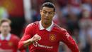 Pemain Manchester United, Cristiano Ronaldo menggiring bola saat laga pramusim Manchester United melawan Rayo Vallecao di Old Trafford, Minggu (31/07/2022). Laga berakhir dengan skor 1-1. (AFP/Nigel Roddis)