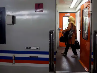 Penumpang menaiki kereta di Stasiun Gambir, Jakarta, Rabu (29/11). Memasuki libur panjang peringatan Maulid Nabi Muhammad SAW, PT KAI Daop 1 akan mengoperasikan 11 Kereta Api (KA) tambahan. (Liputan6.com/JohanTallo)