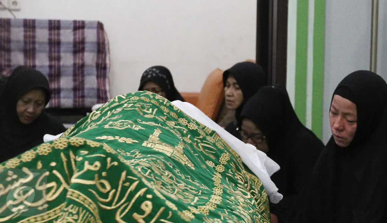 Istri Eko D.J Eni saat berada di samping jenazah di rumah duka kawasan Pondok Kelapa, Jakarta, Selasa (28/3). Eko Dj meninggal dunia karena penyakit jantung dan gagal ginjal yang dideritanya. (Liputan6.com/Herman Zakharia)