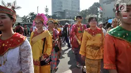 Sejumlah umat lintas agama melakukan gerak jalan menyambut Pemilu 2019 di kawasan Car Free Day, Jakarta, Minggu (21/10). Acara ini melibatkan 6.000 umat Buddha Niciren Syosyu Indonesia (NSI) dan 2.000 umat beragama lainnya. (Merdeka.com/ Iqbal S. Nugroho)