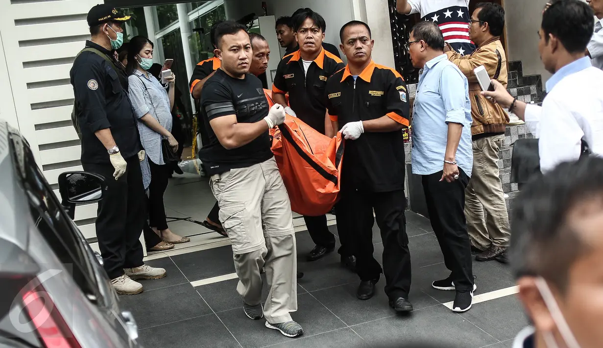 Petugas membawa keluar jenazah pembunuhan di Pulogadung, Jakarta, Selasa (27/12). Sebanyak 11 orang menjadi korban, enam di antaranya meninggal dunia. (Liputan6.com/Faizal Fanani)