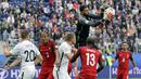 Kiper Portugal, Rui Patricio, menangkap bola saat duel udara dengan pemain Selandia Baru. Kemenangan tersebut cukup untuk mengantarkan Portugal ke semifinal Piala Konfederasi 2017. (AP/Pavel Golovkin)