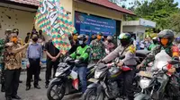 Walikota Tarakan Khairul melepas rombongan pendistribusian bantuan paket sembako dengan menggunakan ojek online, babinsa, dan babimkamtibmas.