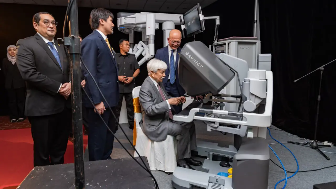 Unik, Pita Peresmian Hospital Picaso Malaysia Digunting dengan Bantuan Robot Bedah