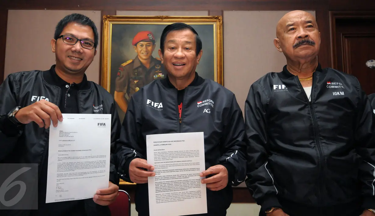 Ketua Ad-Hoc Reformasi PSSI, Agum Gumelar (tengah) menunjukkan surat dari FIFA berikut lembaran pernyataan sikap terkait belum tuntasnya kisruh persepakbolaan Indonesia, Jakarta, Kamis (4/2/2016). (Liputan6.com/Helmi Fithriansyah)