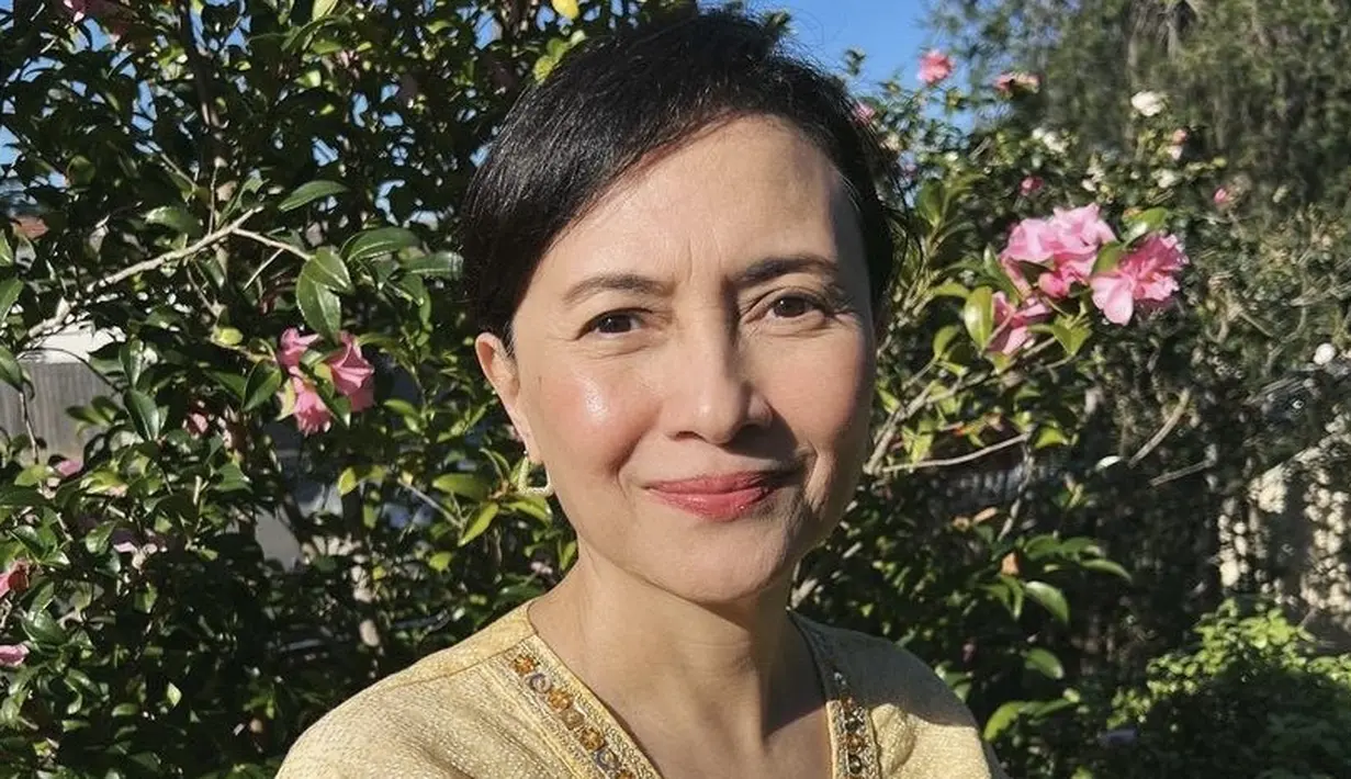 <p>Luki Ariani ialah ibu dari tiga anak, termasuk Sherina.&nbsp; Kini usianya sudah menginjak 60an lebih, namun masih terlihat memesona seperti ketiga putrinya. @viramunaf</p>