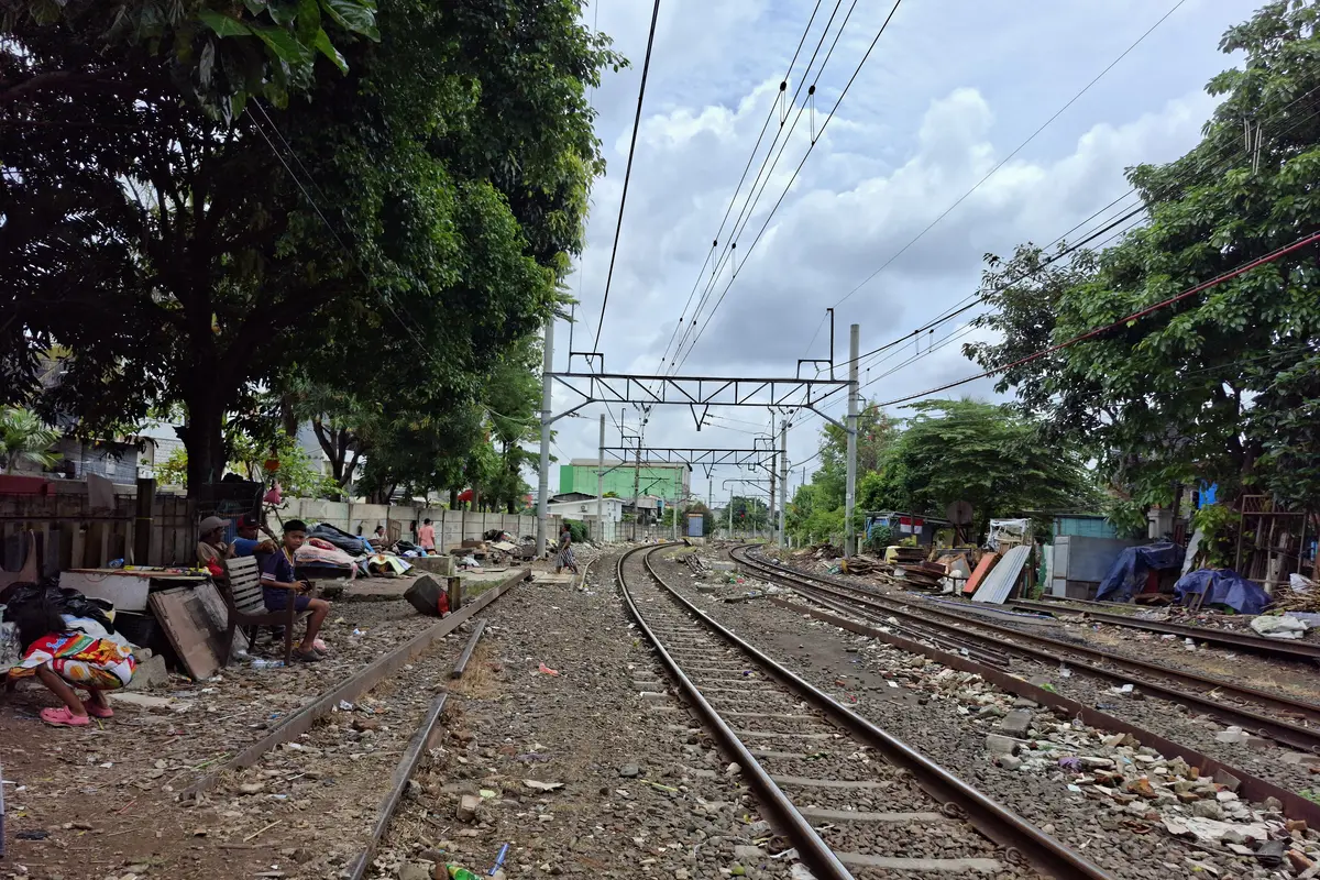 warga bantaran rel kereta kawasan Senen digusur