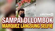 Pembalap MotoGP Marc Marquez telah tiba di Lombok, Indonesia. Ia pun langsung mengabadikan momen ketibaannya dengan berselfie. Marquez juga langsung dikerubungi penggemarnya di bandara.