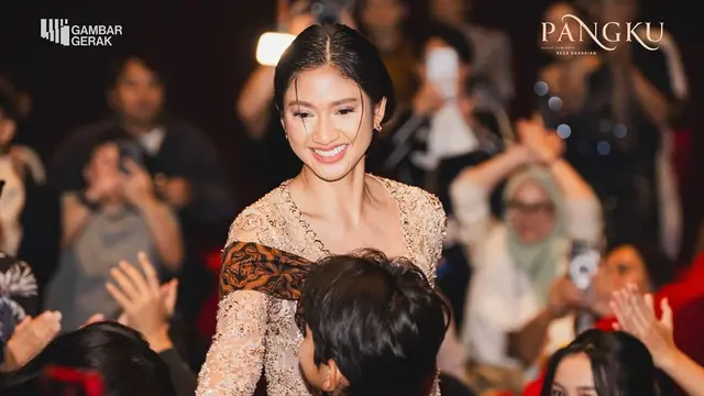5 Potret Anggun Claresta Taufan di Gala Premiere Film Pangku, Pakai Kebaya Brokat