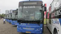 Hingga saat ini, Transjakarta lebih kurang memiliki 300 armada bus listrik yang terdiri dari 100 bus listrik non BRT dan 200 bus BRT. (Liputan6.com/Herman Zakharia)
